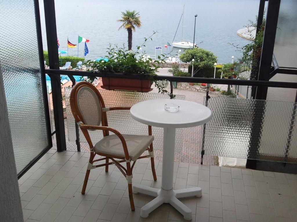 Hotel Caribe - Garda Lake Collection Бренцоне-суль-Гарда Номер фото