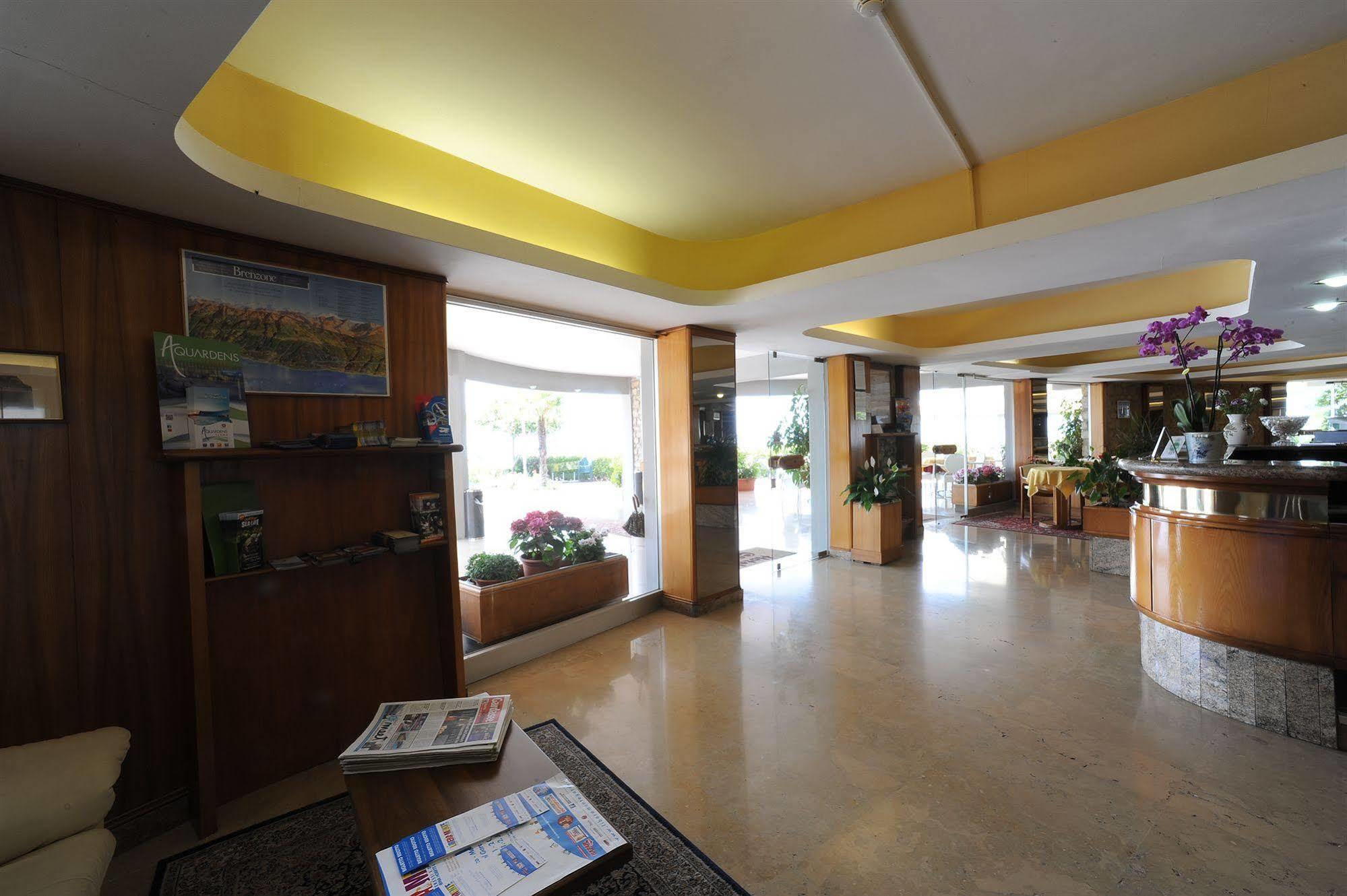 Hotel Caribe - Garda Lake Collection Бренцоне-суль-Гарда Экстерьер фото