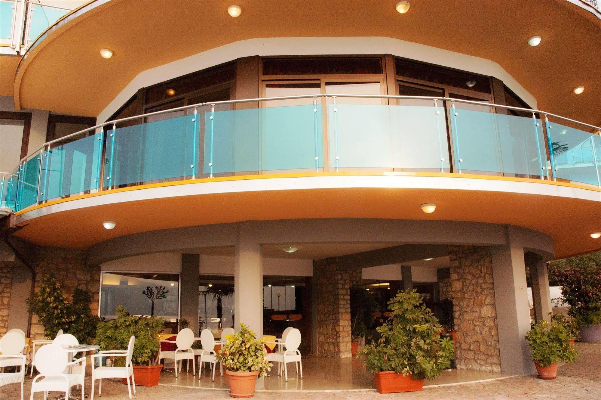 Hotel Caribe - Garda Lake Collection Бренцоне-суль-Гарда Экстерьер фото