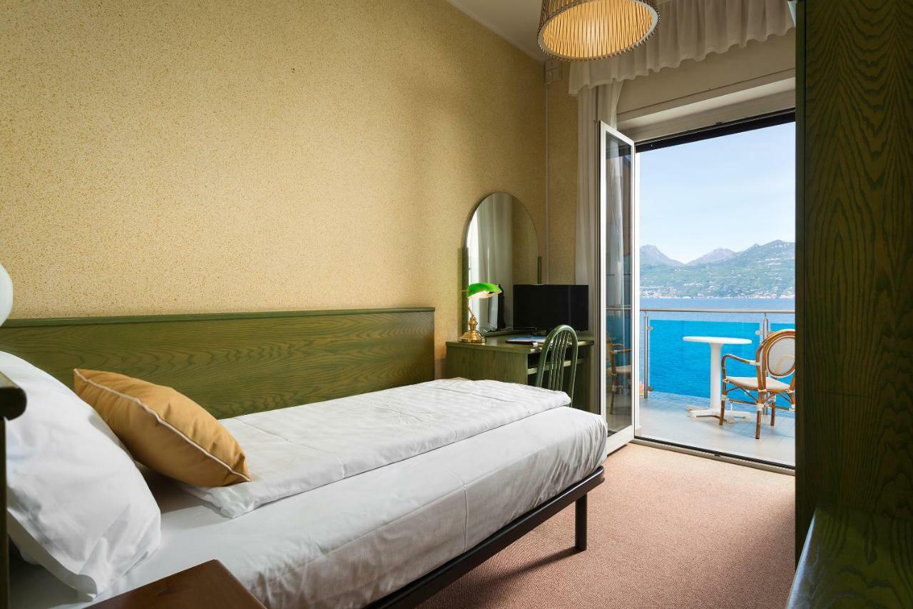 Hotel Caribe - Garda Lake Collection Бренцоне-суль-Гарда Экстерьер фото