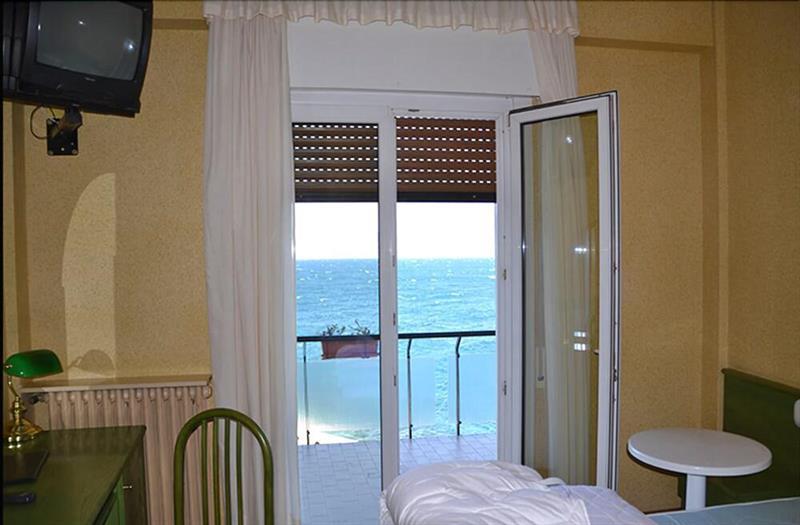 Hotel Caribe - Garda Lake Collection Бренцоне-суль-Гарда Экстерьер фото